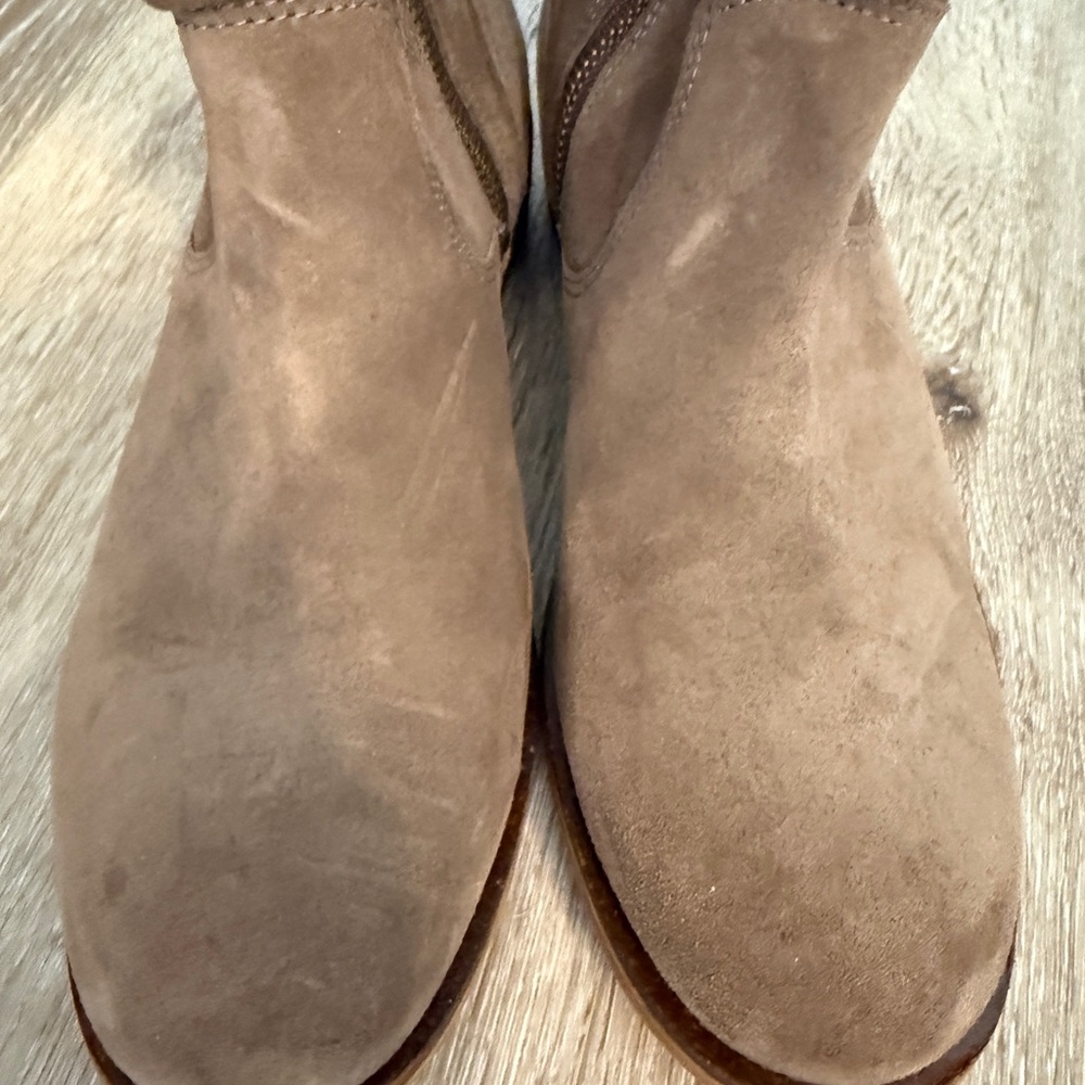 Sofft neutral suede boots.Ties up back.Great condition! Worn 3x never snow/rain.